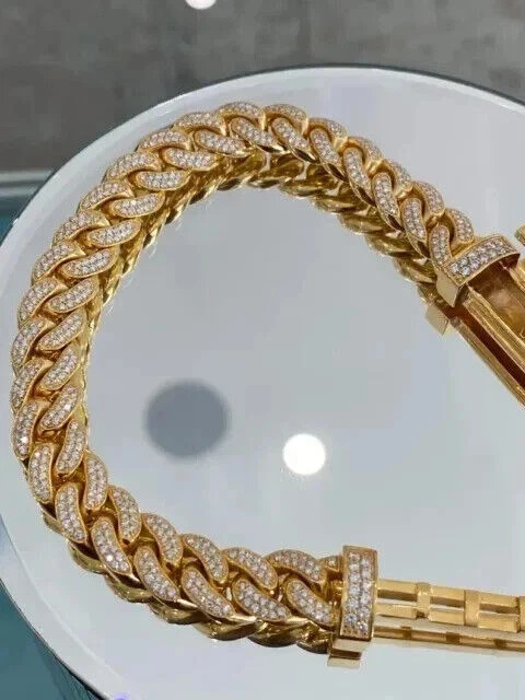 Brazalete de eslabones cubanos pavé de diamantes simulados de corte redondo de 5 quilates enchapado en oro amarillo de 14 k Foto 4 de 4