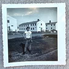 ORIGINAL WWII ERA PHOTOGRAPH ARMY SOLDIER POSING PORTRAIT TRANING CAMP BARRACKS