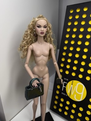 Integrity Toys London Show Nadja Rhymes Nu Face Ständer Tasche Ohrringe COA OVP