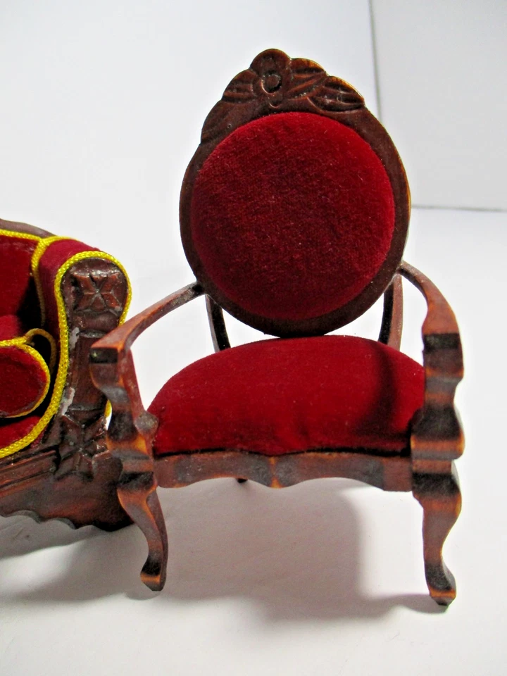 Sofá y dos sillas de salón de terciopelo rojo victoriano miniatura para casa de muñecas Foto 2 de 4