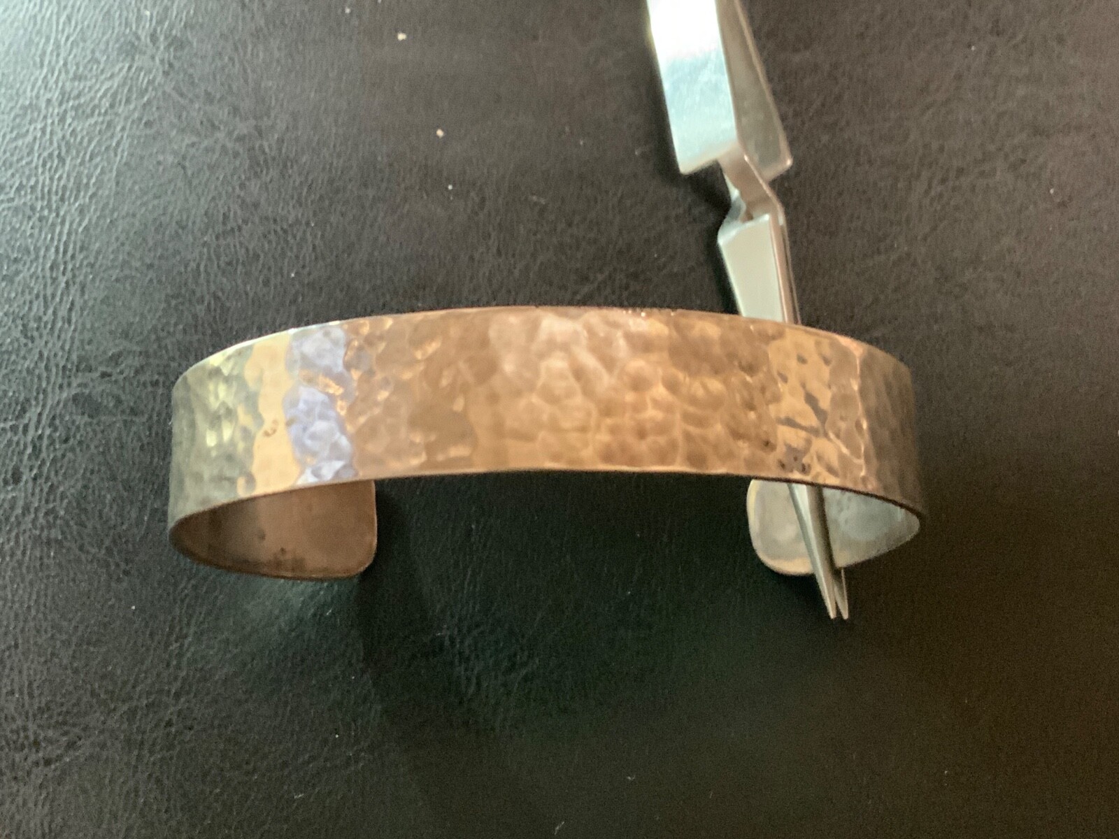 SOLID STERLING SILVER HAND HAMMERED BRACELET-22.2… - image 1