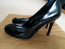 BCBG BCBGirls classic black patent leather heels sz 8