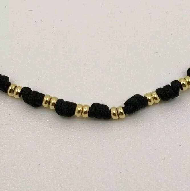Pulsera oro 18k 750 mls. Hilo Negro Con 7 Nudos Y 12 Aros De Oro