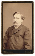 Fotografie W. Dalchow, Egeln, Breite Weg 57, Bürgerlicher mit Schnauzbart im An 