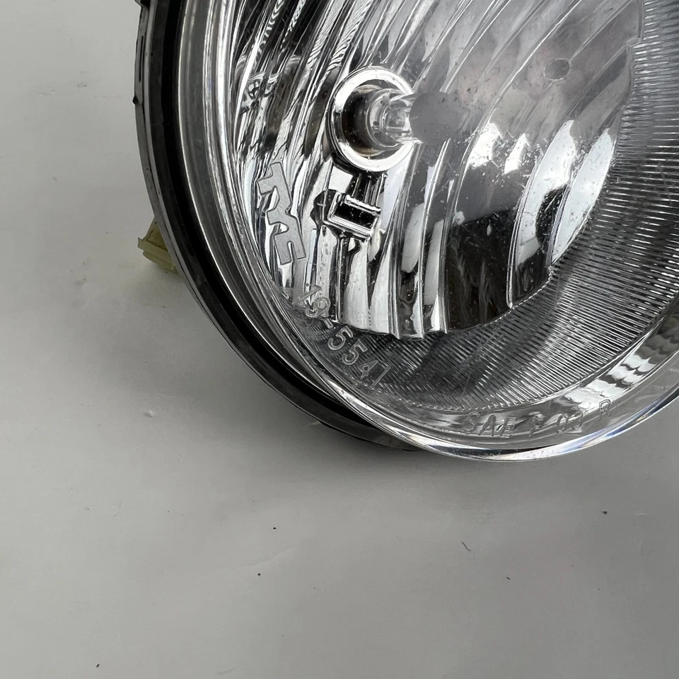 Luz antiniebla delantera derecha TYC 2005 2006 GMC Sierra 1500 2500 3500 Classic Foto 3 de 4