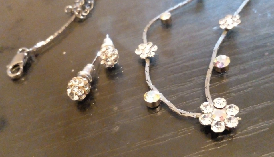 elegantes Schmuck-set Kette und Ohrringe sehr guter Zustand , im Box