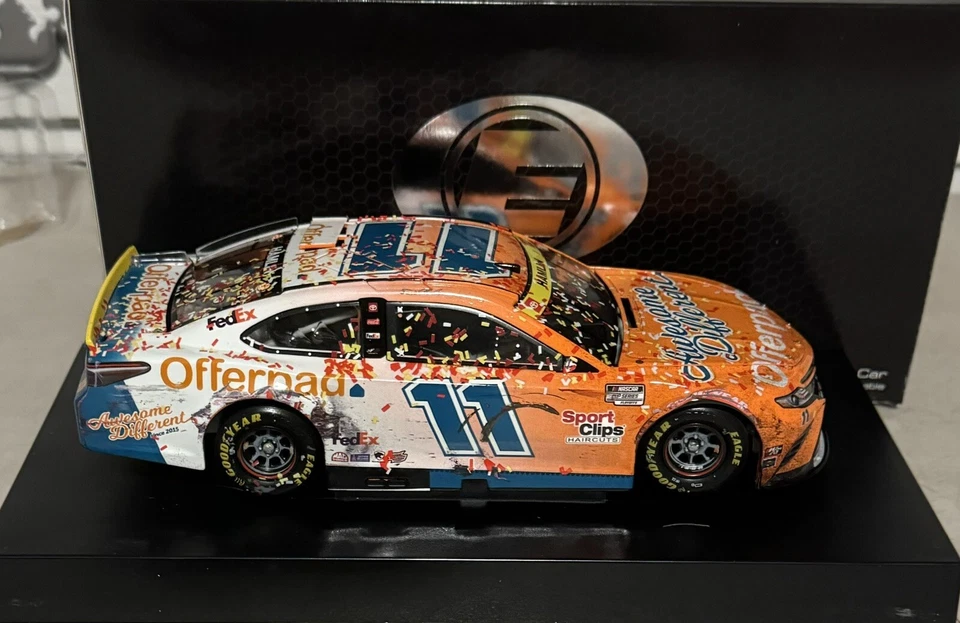 Denny Hamlin Elite Darlington Race Win 1/24 Nascar Diecast Foto 2 de 4