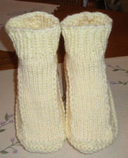 HAND KNITTED WOMAN DORM BOOTS "CUTE" SIZE SMALL 6 7 1/2 NEW
