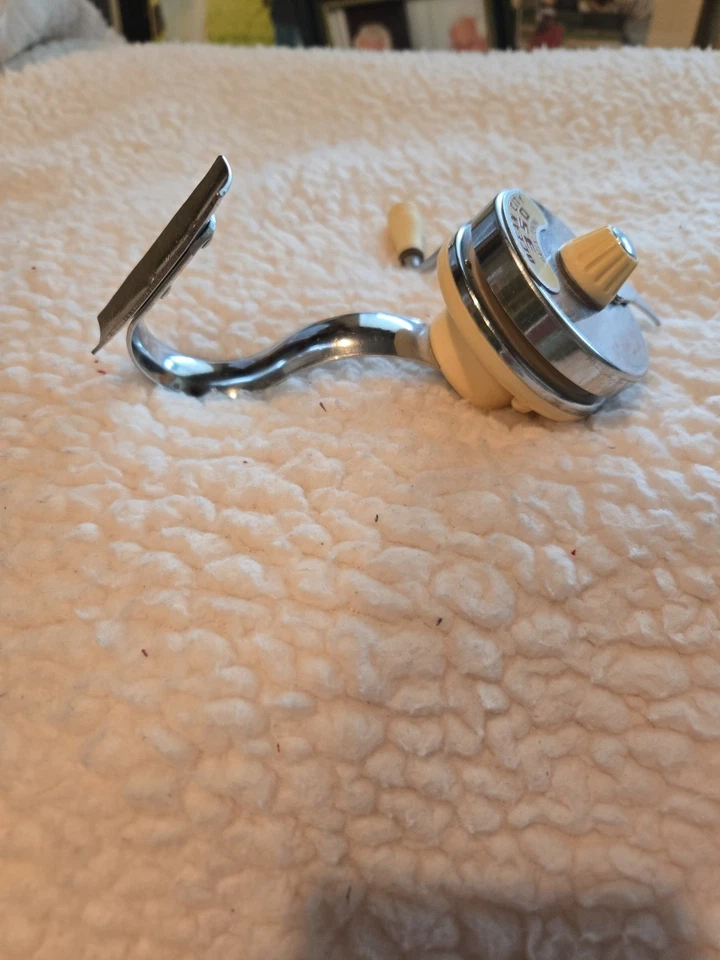 Vintage Ocean City 350 Fishing Reel Patent Pending With Line On The Spool Works - Image 2 of 4