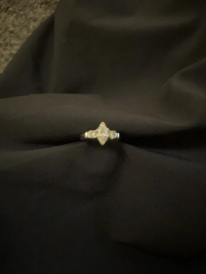 Помолвочное кольцо с бриллиантом 1 карат 3 камня белое золото размер 6 шатер  - Изображение 4 из 4