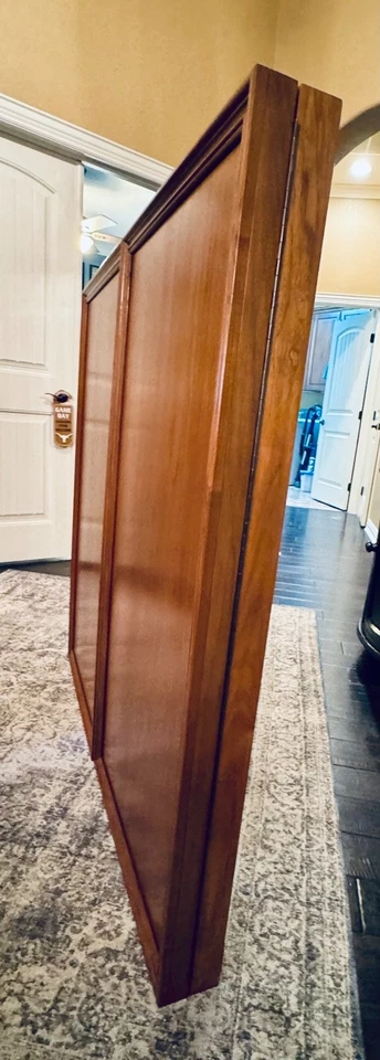 Gabinete de presentación triple pliegue de madera maciza de cerezo de lujo con pizarra blanca y pantalla Foto 3 de 4