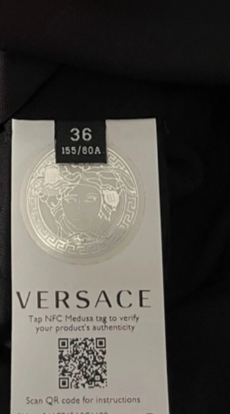 *VERSACE* Runway S S 2023 abito midi nero taglio smussato senza maniche nuovo con etichette IT 36