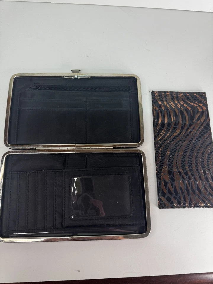 Cartera metálica dorada y negra con estampado de cebra Foto 4 de 4