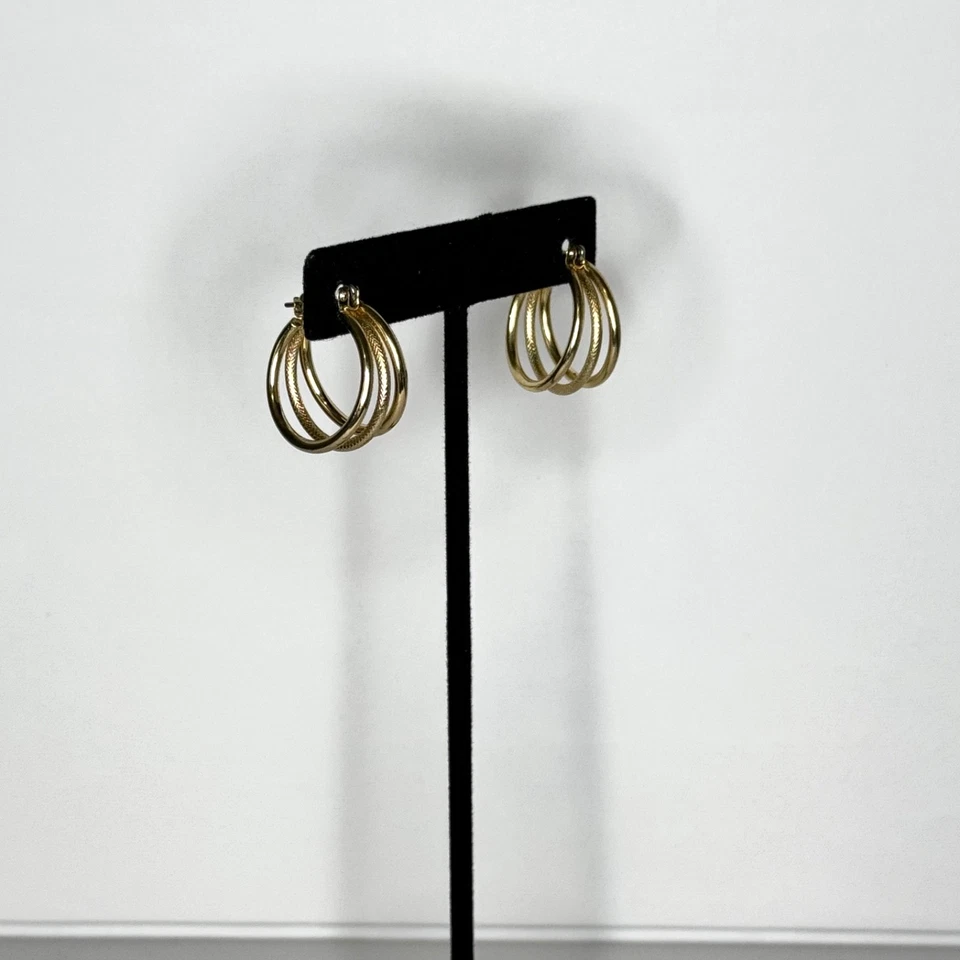 Pendientes de aro triple perforados tono dorado Foto 2 de 4