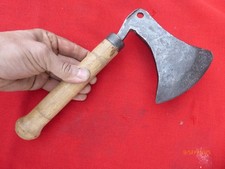 hache hachette ou hachoir en fer forgé outil ancien art populaire