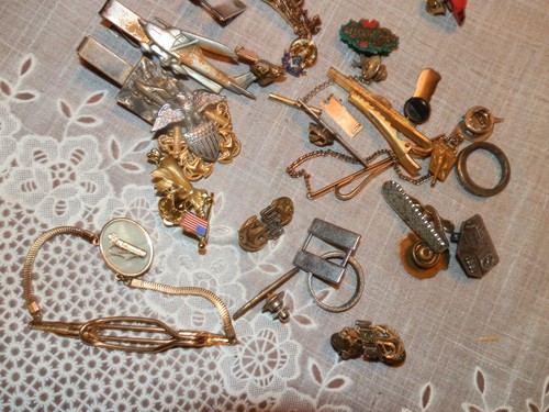 Viele verschiedene Vintage Tac Pins und Krawattenrücken ein paar Militär