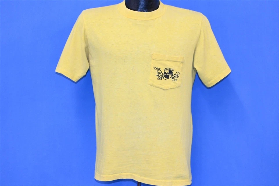 Camiseta vintage anos 70 SCHLITZ ONCE AROUND LIFE BEER 2 LADOS BOLSO AMARELO MÉDIA M - Imagem 4 de 4