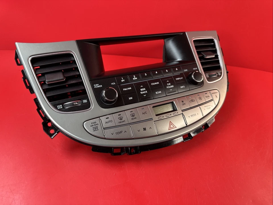 Tela de infotainment usada serve: 2011 Hyundai Genesis Sdn tela de exibição sem navegação - Imagem 2 de 4