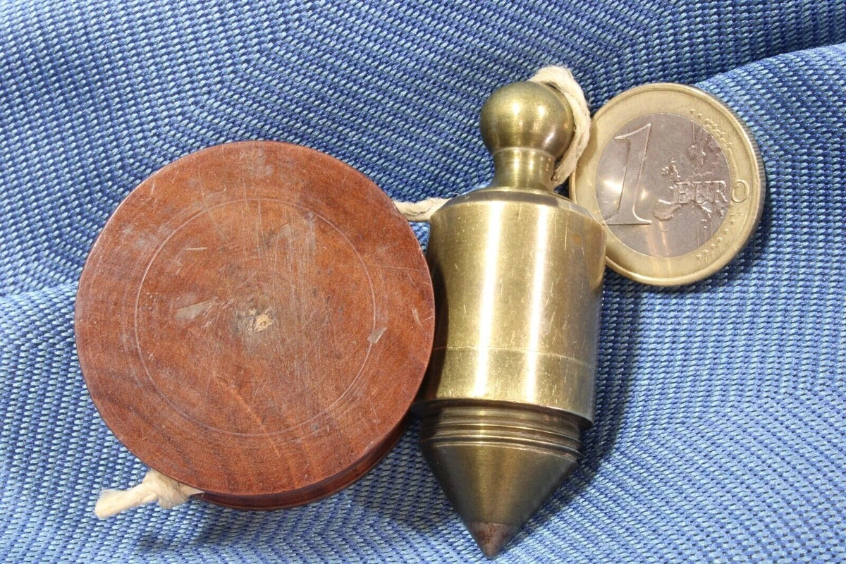 Parakeet plumb line with nut. Bronze and wood. S.XX Perico plumb bob with