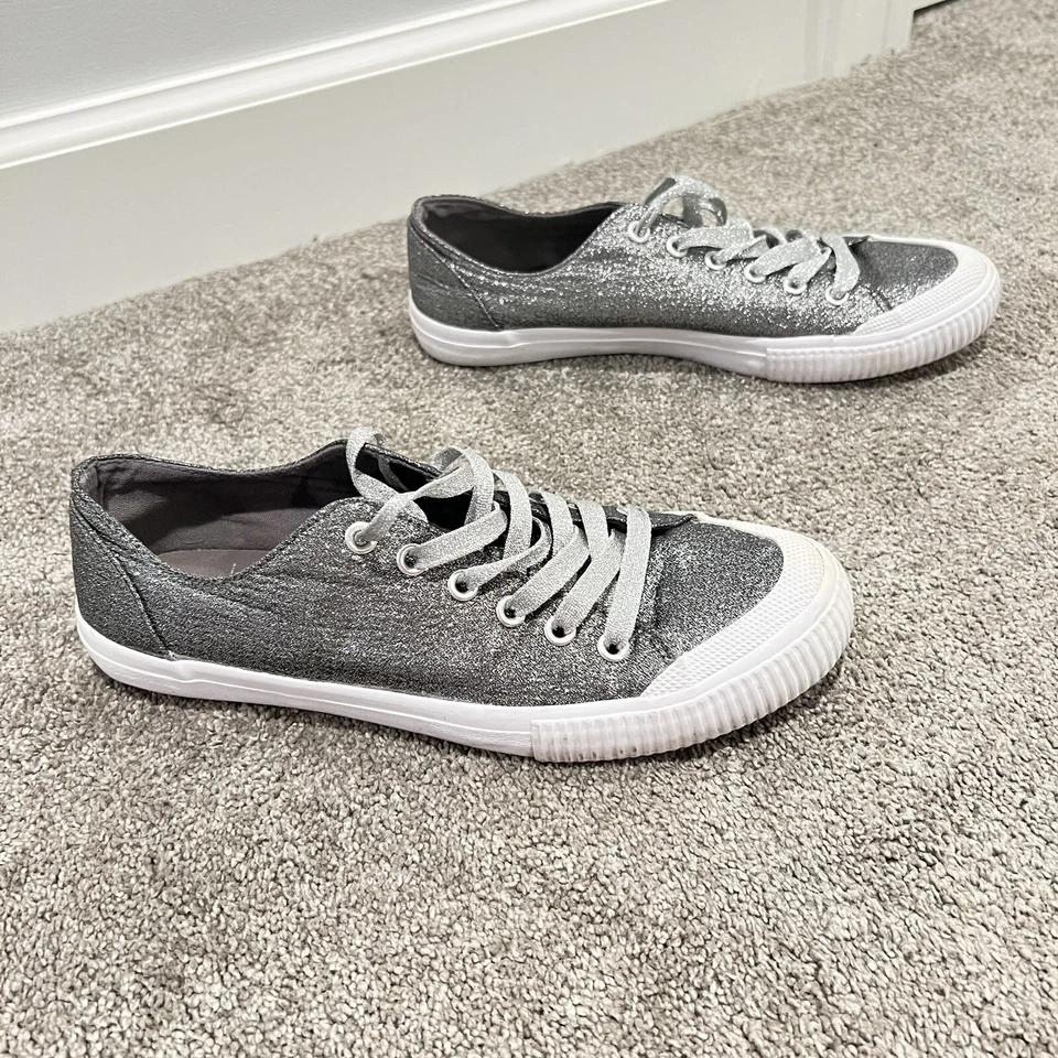 Zapatos de tenis Mossimo Supply Co color plata y blanco para mujer talla 8 Foto 2 de 4