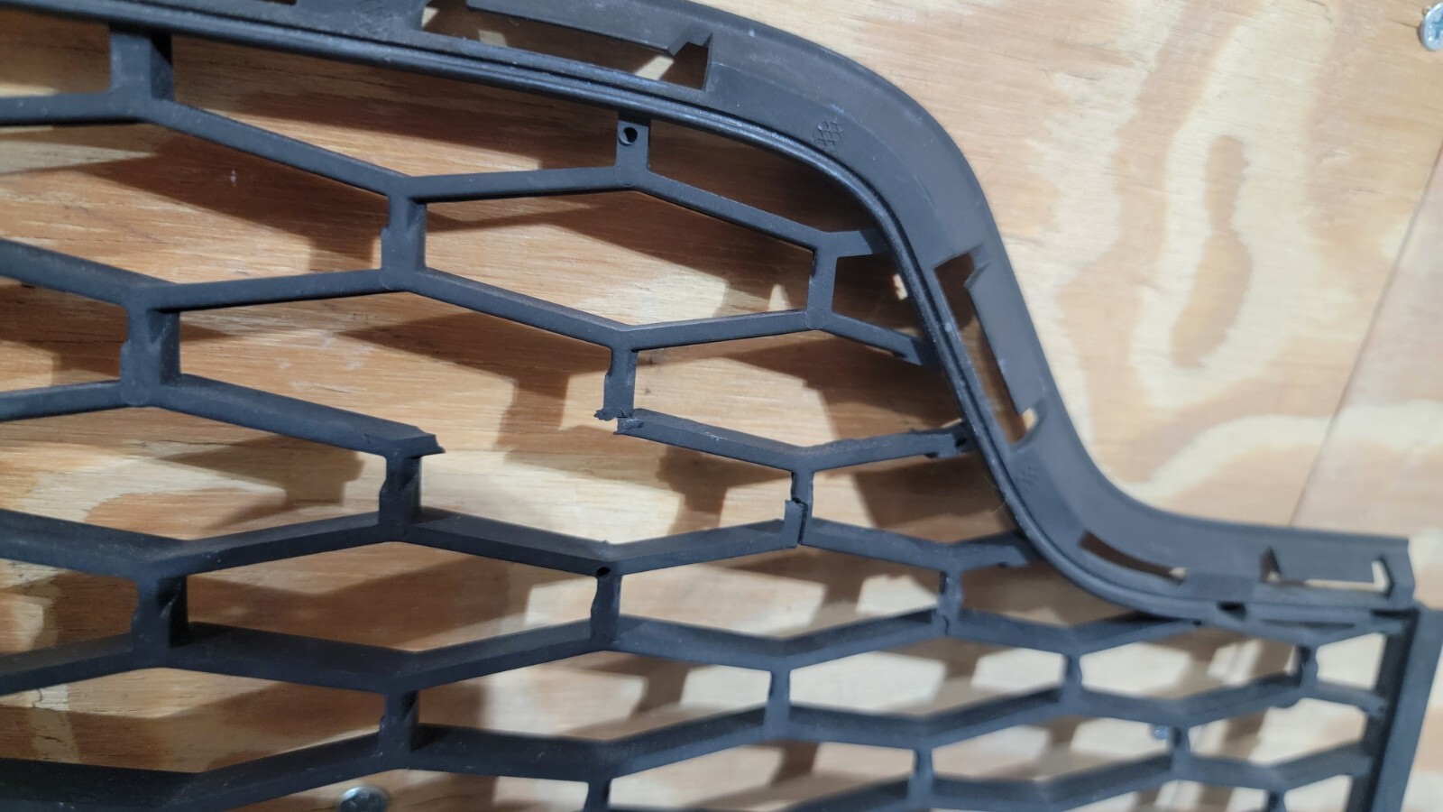 2014 2015 2016 2017 Maserati Ghibli Front Inner Right Bumper Grille Insert OEM 