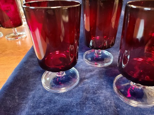 Set of 7 Red Cavilier Clear Footed Glasses - Picture 3 of 4
