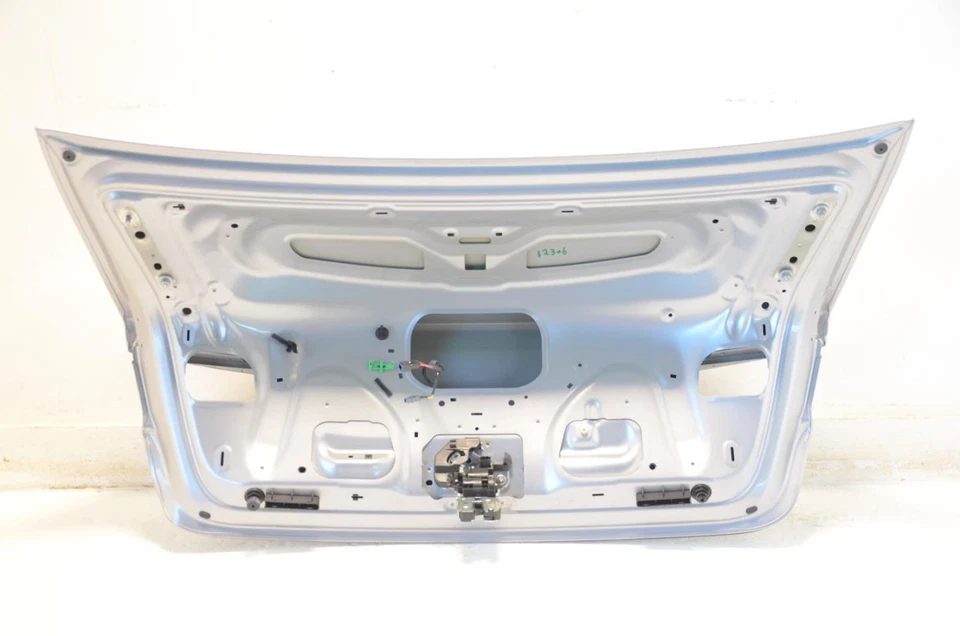 Conjunto tapa maletero trasero Audi A6 plateado 12-18 Foto 4 de 4