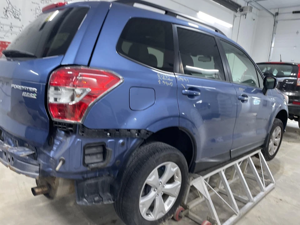 Used Left Headlight Assembly fits: 2015 Subaru Forester 2.5L chrome background h Foto 4 de 4