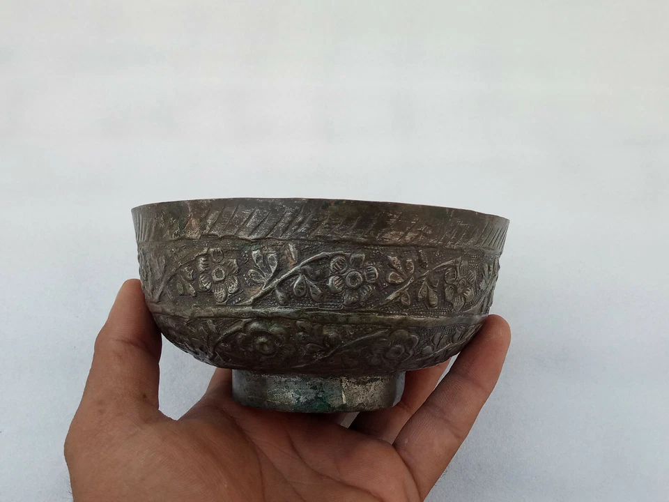 Antiguo cuenco de cobre diseño floral cuenco tribal antiguo en relieve taza de verduras Foto 2 de 4