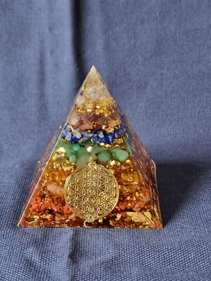 Orgonit Pyramide mit Bergkristall,Gold/Edelsteinmix, Blume des Lebens, 7-Chakra
