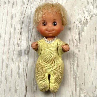 VTG 1973 MATTEL Sunshine Family 3'' BABY SWEETS Infant Doll Yellow Outfit *Flaw*