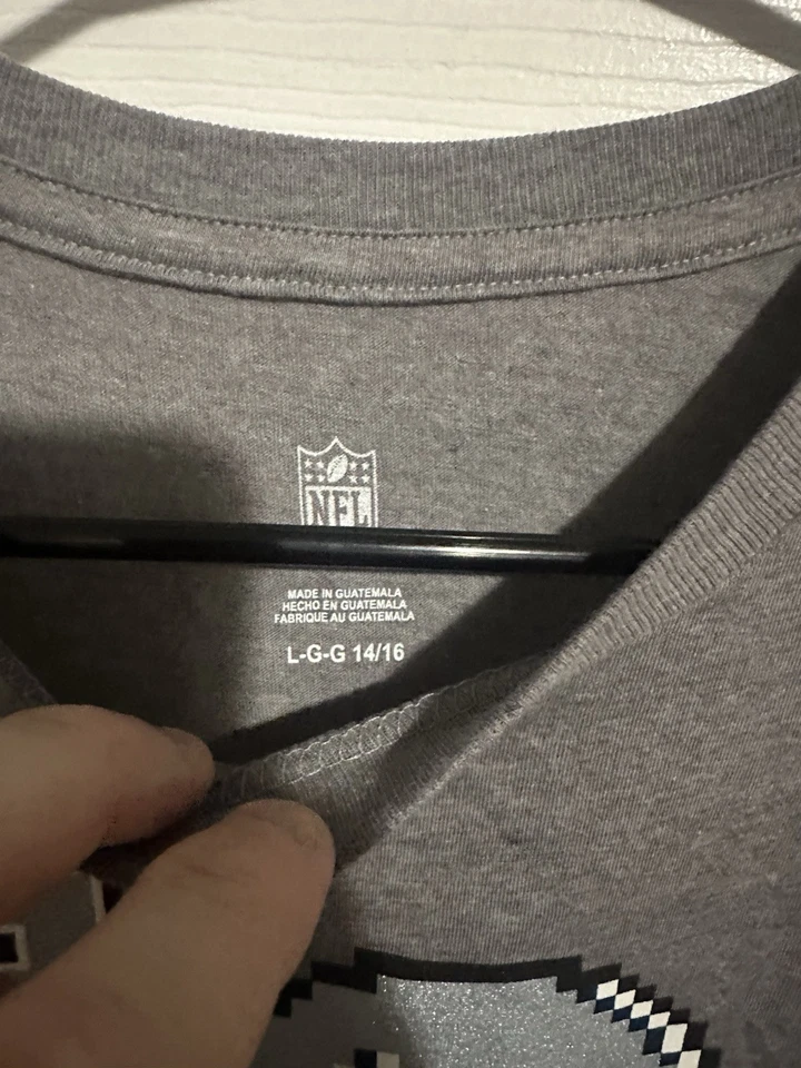 Camiseta Juvenil Dak Prescott Gris Dallas Cowboys Pixel Player 2.0 Juvenil Grande NFL Foto 4 de 4