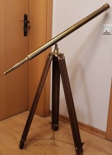 Maritimes Messing-Teleskop auf Holz-Stativ &ndash; Deko-Fernrohr (99 cm ausgefahren)