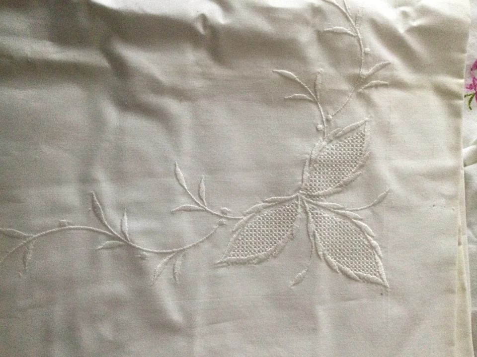 2 weiße antike  Damast-Kissenbezüge mit Stickerei, 80x80 NEU - Bild 1 von 1
