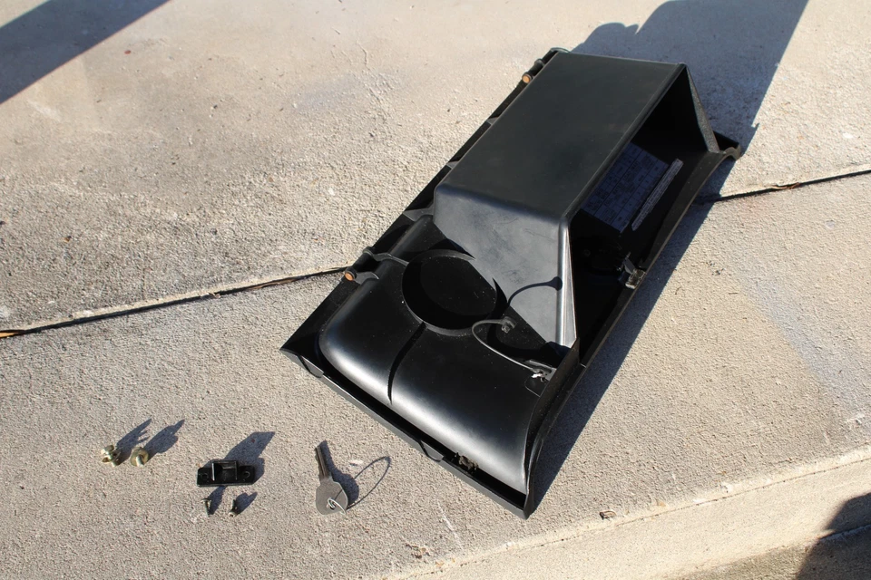 1975 1976 1977 Mercury Capri Glove Box Door, w/striker and latch, W/ AC Dash mtd Foto 3 de 4