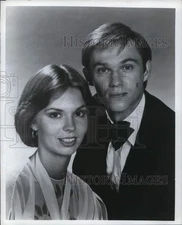 1977 Press Photo Richard Thomas poses with his co-star - hcp80390
