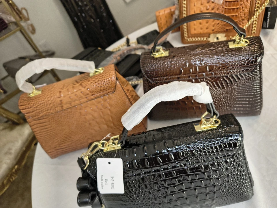 Hermoso Bolso de Mano Nuevo de Cuero de Cocodrilo con, Herrajes Dorados, Rojo Interior. Foto 4 de 4