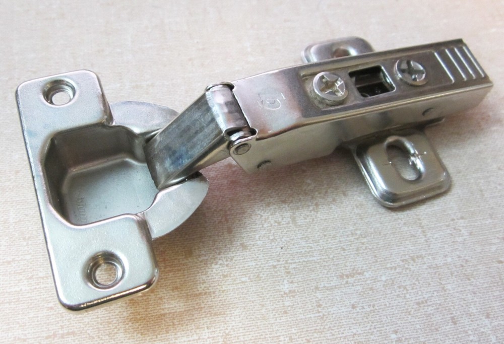 Blum 70T555-01.01 Cabinet Hinge with Quick Release Plate 173L810-01.01