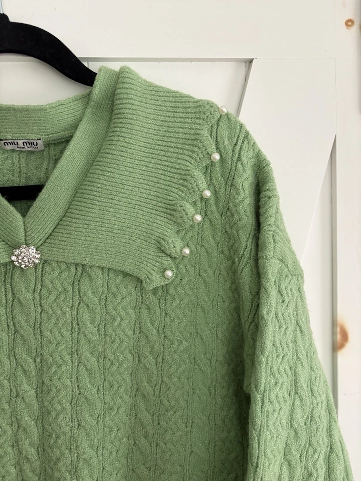 Suéter MIU MIU Recortado Tejido con Cable Mezcla de Lana de Cachemira Cuello en V Perlas y Diamantes Foto 3 de 4
