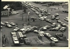 1979 Press Photo Traffic jam of cars lined up for gas station in New York