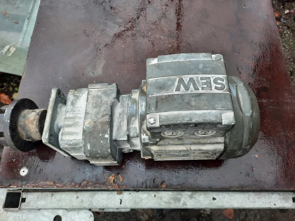 SEW Eurodrive RF07 DR63M4 Gear Motor – 0.18 kW, 4-Pole, 1500 RPM - image 2 of 4