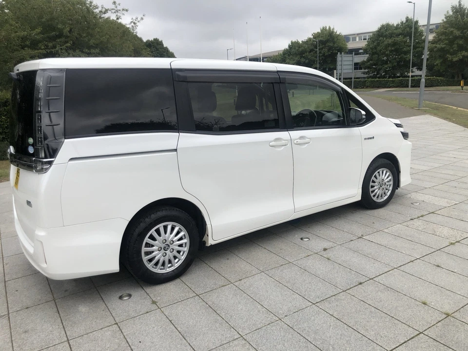 Toyota Voxy - Image 4 of 4