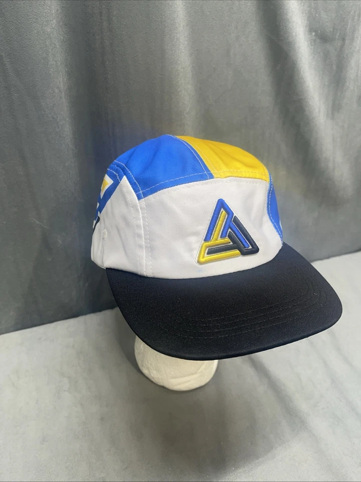 Sombrero cámper bloque logotipo pirámide negro azul amarillo blanco negro marca Chris Brown Foto 2 de 4