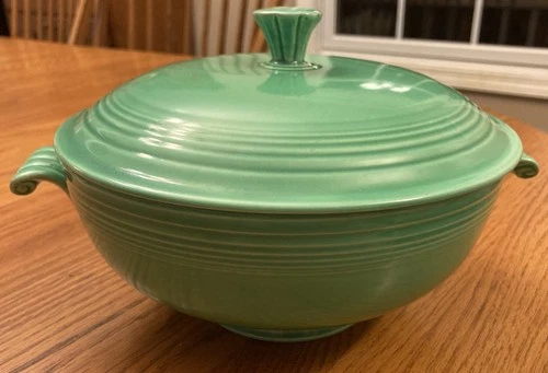 Vintage Fiestaware - Covered casserole in original green (exc.) (1936-1969)