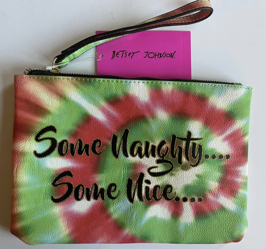 NUEVO Betsey Johnson Tie Dye Holiday Pouch “Some Naughty Some Nice.” Súper Lindo