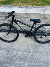 Universal 24 inch kids 8-12 years bike ( USED ) black 6 speed . ( look !! )