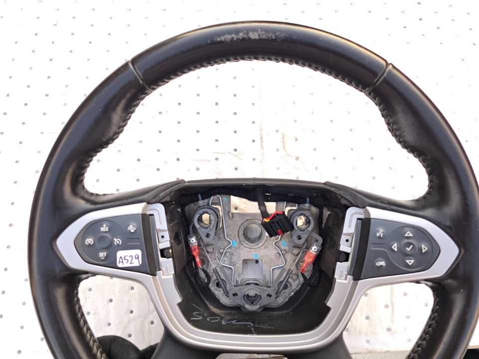 Volante del conductor Chevrolet Colorado 2017-2022 con interruptor de control de crucero OEM Foto 3 de 4