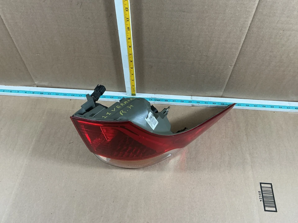 2007-2012 Hyundai Veracruz Rear Left Driver Side Quarter Panel Tail Light - Image 4 of 4