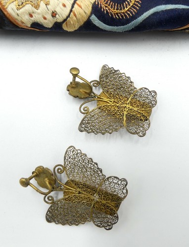Rare antique Chinese large gold tone filigree butterfly & natural coral screwbac - Picture 4 of 11