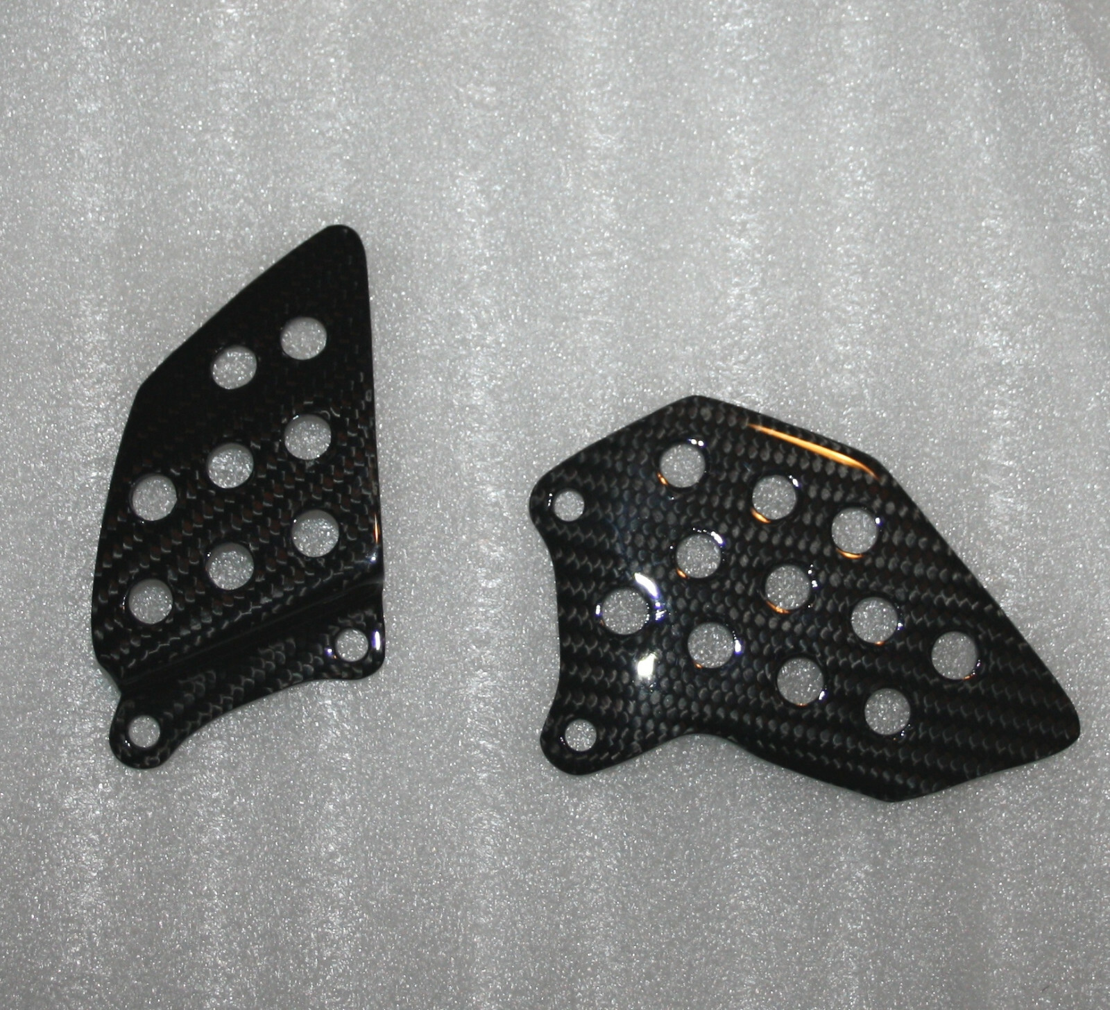 Platines Honda CBR 600 RR en carbone pour remplacer vos protections de talons usées